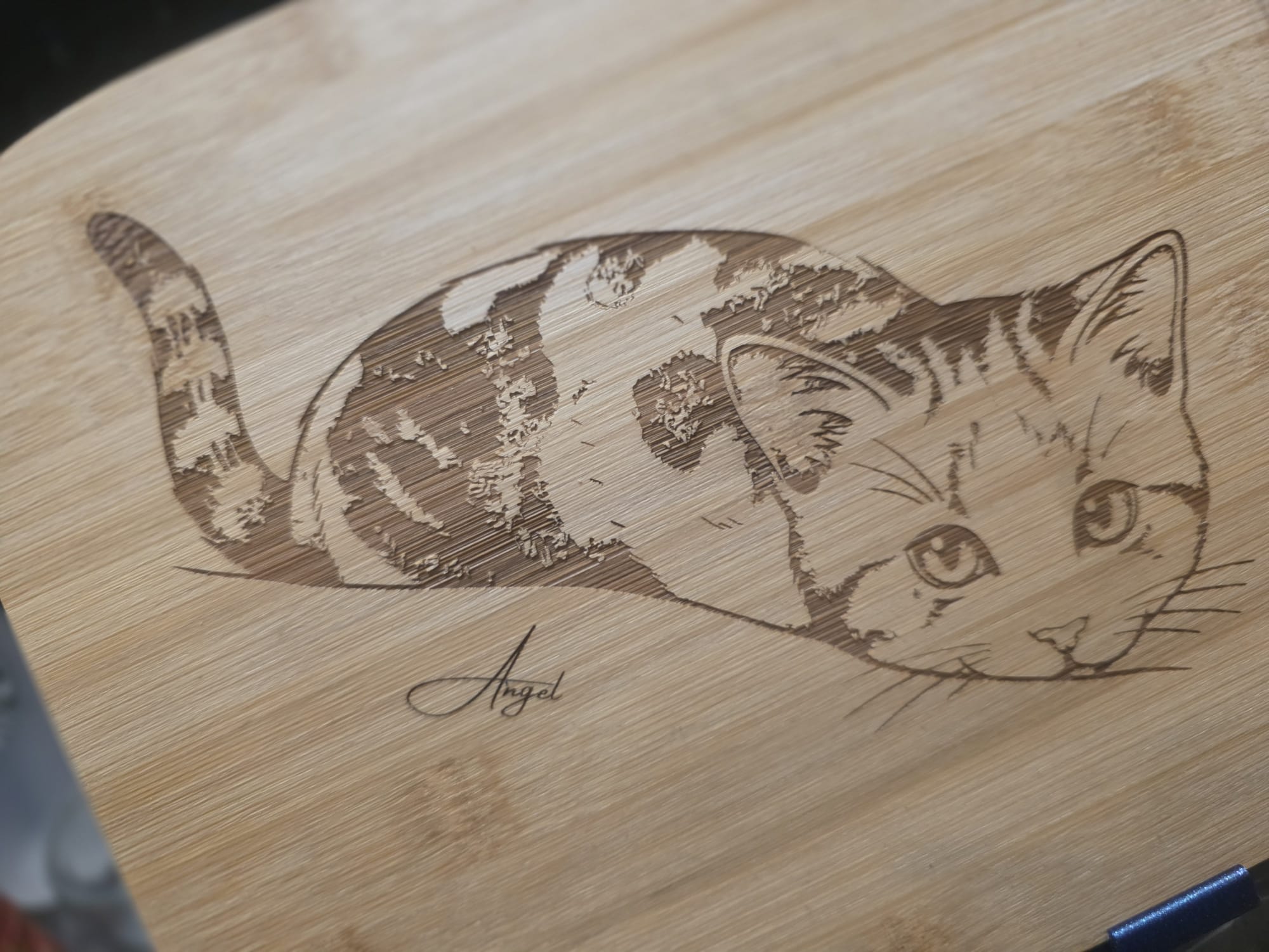 Lasergraviertes Katzenmotiv auf einem Holzbrettchen